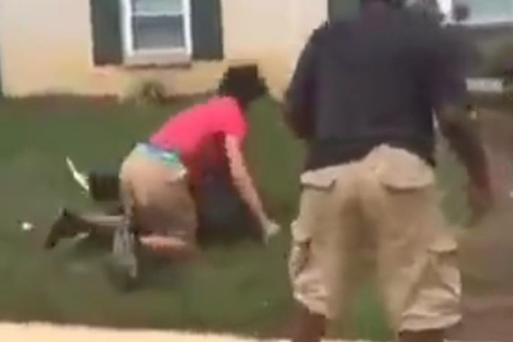 Grupa momaka maltretira dečaka s posebnim potrebama! (UZNEMIRUJUĆI VIDEO)