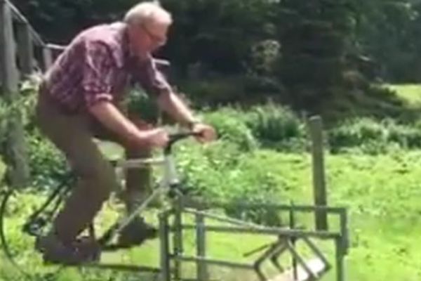 Dekica je pravi genije: Vozi bajs dok seče drva! (VIDEO)