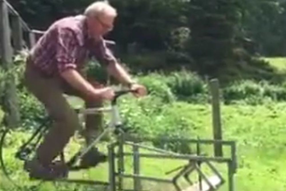 Dekica je pravi genije: Vozi bajs dok seče drva! (VIDEO)