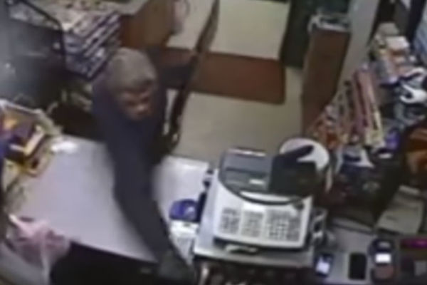 Papučom na sačmaru: Pogledajte kako je prodavac sprečio pljačku