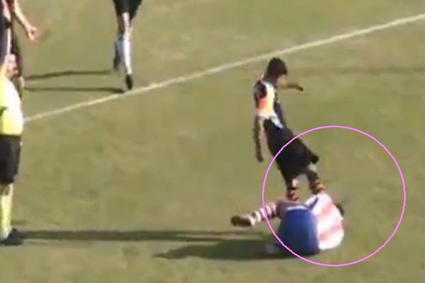 Nemilosrdan šut u glavu: Ovaj igrač je najveća sramota koju je fudbal ikada video! (VIDEO)