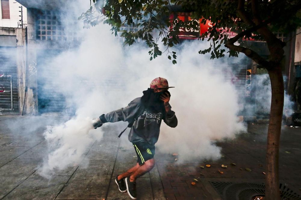 Đak bacio suzavac u Drugoj ekonomskoj školi, policija ga ispituje!
