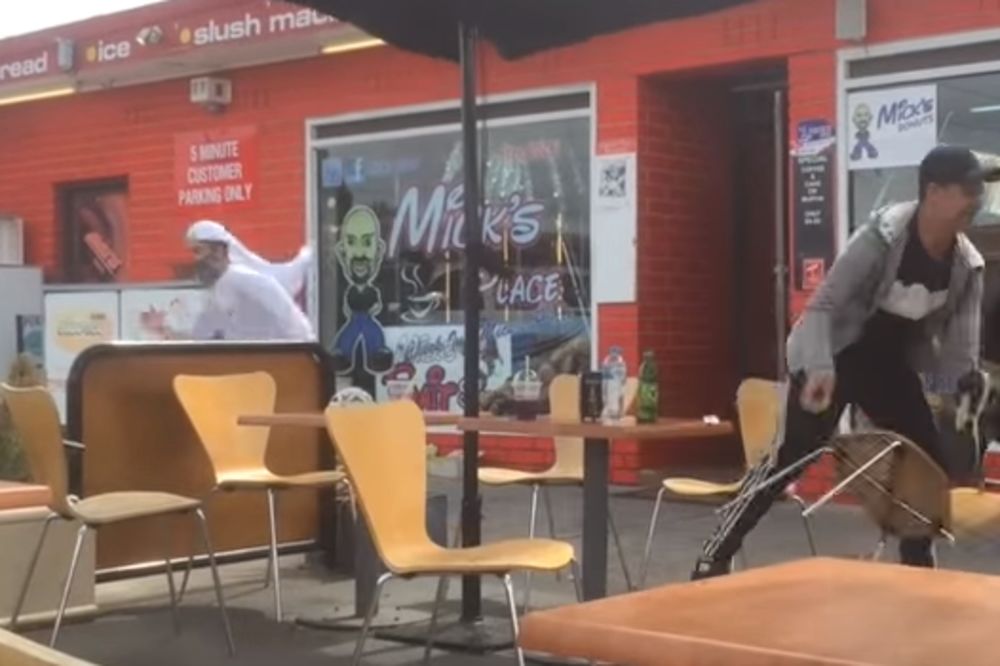 Kako biste reagovali da maskirani teroristi bace torbu s bombom pred vas? (VIDEO)