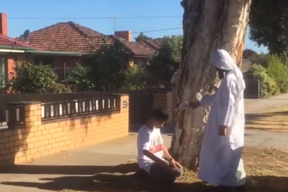 Kako biste reagovali da vidite džihadiste da vrše smrtnu kaznu pred vama? (VIDEO)