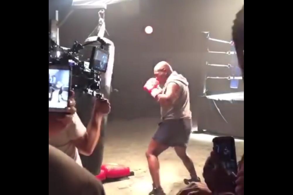 Udara kao da vreme nije prolazilo: I sa 50, Tajson je i dalje Gvozdeni Majk! (VIDEO)