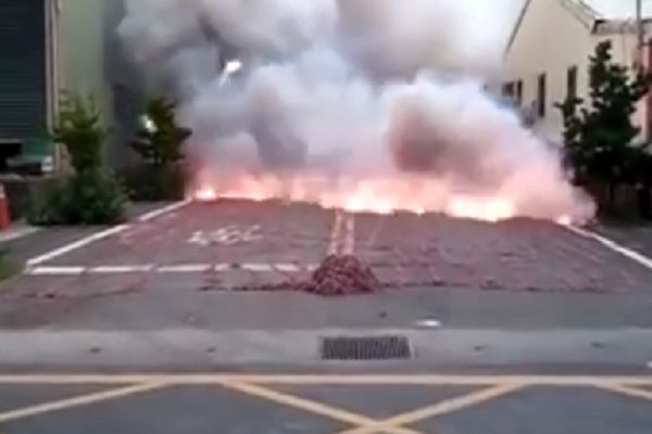 Kad Kinezi zapale petarde, cela ulica izgleda kao mesto terorističkog napada! (VIDEO)