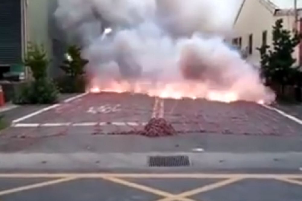 Kad Kinezi zapale petarde, cela ulica izgleda kao mesto terorističkog napada! (VIDEO)