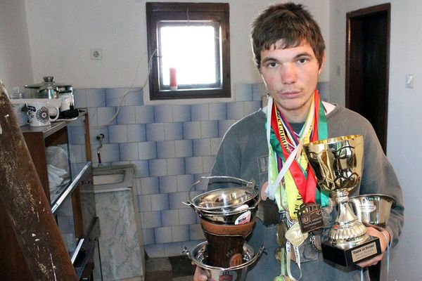 Najtužnija srpska priča: Lazar je siroče, nema šta da jede, pomozite mu ako za Boga znate!