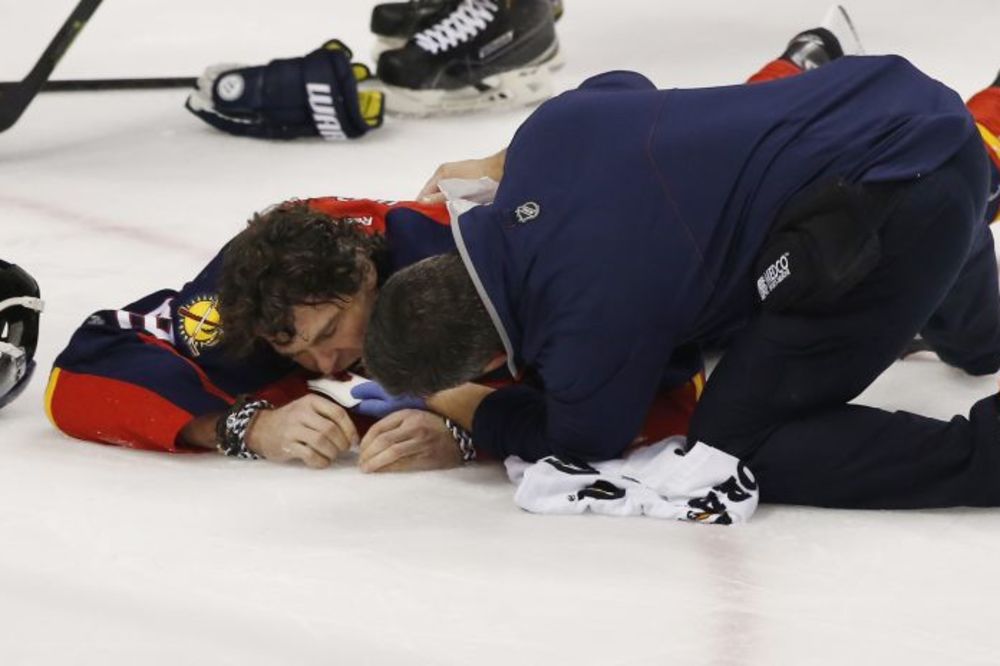 Legendarni hokejaš ostao bez zuba: Deda Mraze, hoću nove, teško je jesti bez njih! (VIDEO)