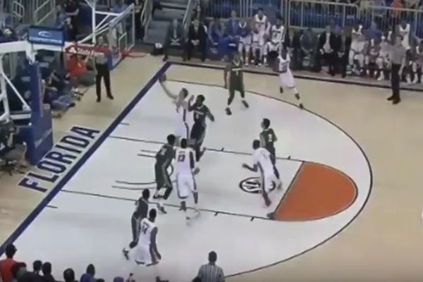 Dao je prvi koš posle 2 godine, ali će vam krenuti suze kad shvatite zašto je tako! (VIDEO)