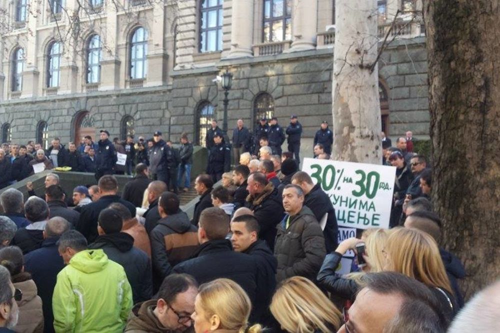 Ne damo zemlju tajkunima i strancima! Protest poljoprivrednika ponovo pred Skupštinom (FOTO)