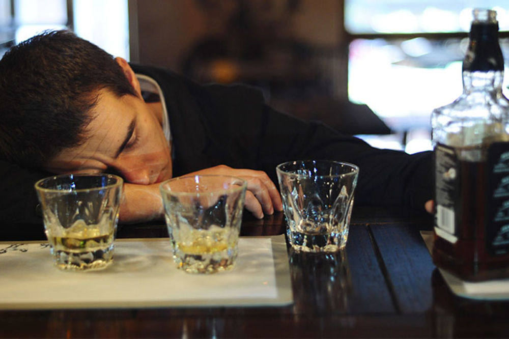 Tri litra rakije, pa belo: Ovako se mladi u Srbiji provode za Novu godinu! (GIF) (FOTO)