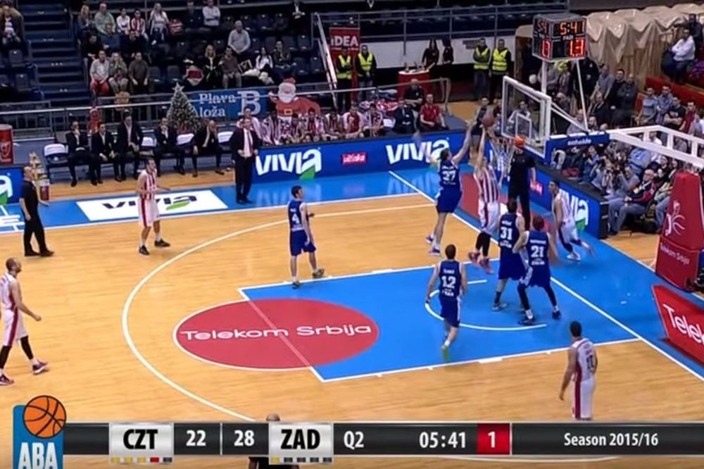 Cirbes promašio zakucavanje, a onda je lopta volšebno ušla u koš! (VIDEO)