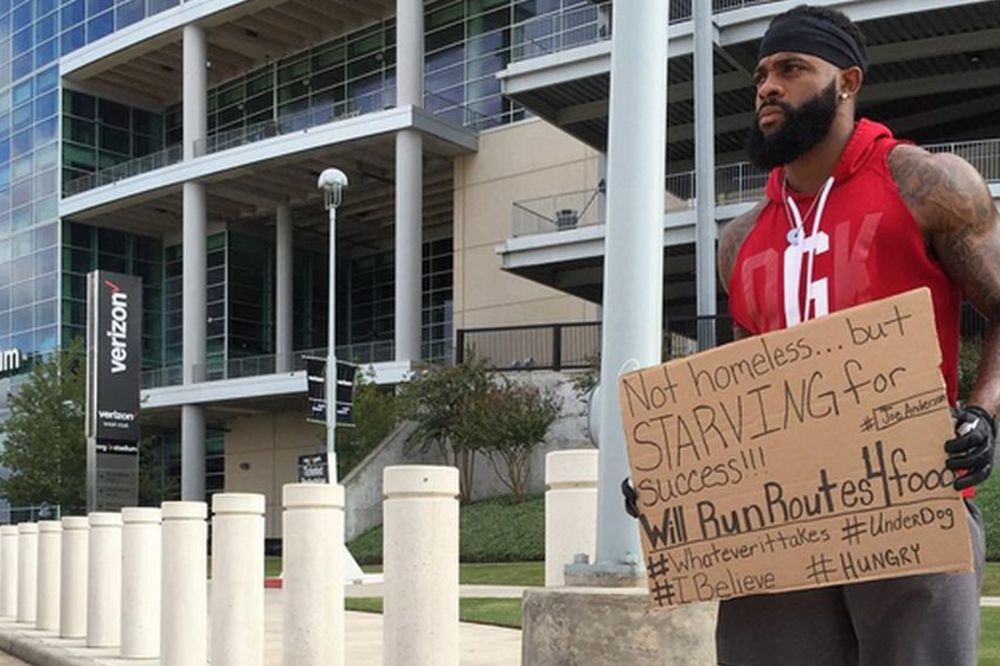 Izašao je sa transparentom da je gladan uspeha i potpisao ugovor sa NFL timom! (FOTO)