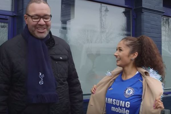 Koliko ih je pristalo: Lepotica u Čelsijevom dresu tražila od navijača Totenhema poljubac! (VIDEO)