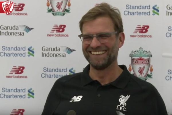 Klop zapevao na konferenciji za medije! (VIDEO)