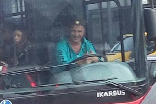 Ovaj batica vozi autobus sa šajkačom na glavi, a liči na našeg poznatog pevača! (FOTO)