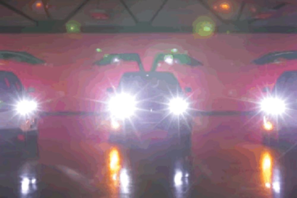 Kao na žurci: Ovako Tesla Motors čestita Božić! (VIDEO) (GIF)