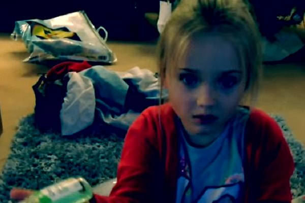 Dve devojčice su napravile paketić: Kada vidite kome su ga poklonile, rastopiće vam se srce! (VIDEO)