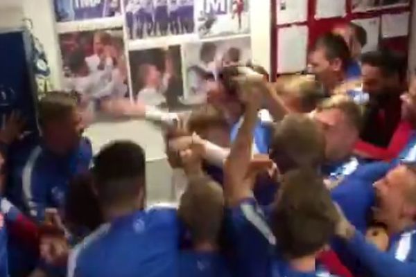 Pitali ste se šta to rade fudbaleri u svlačionici? Imamo odgovor na to! (VIDEO)