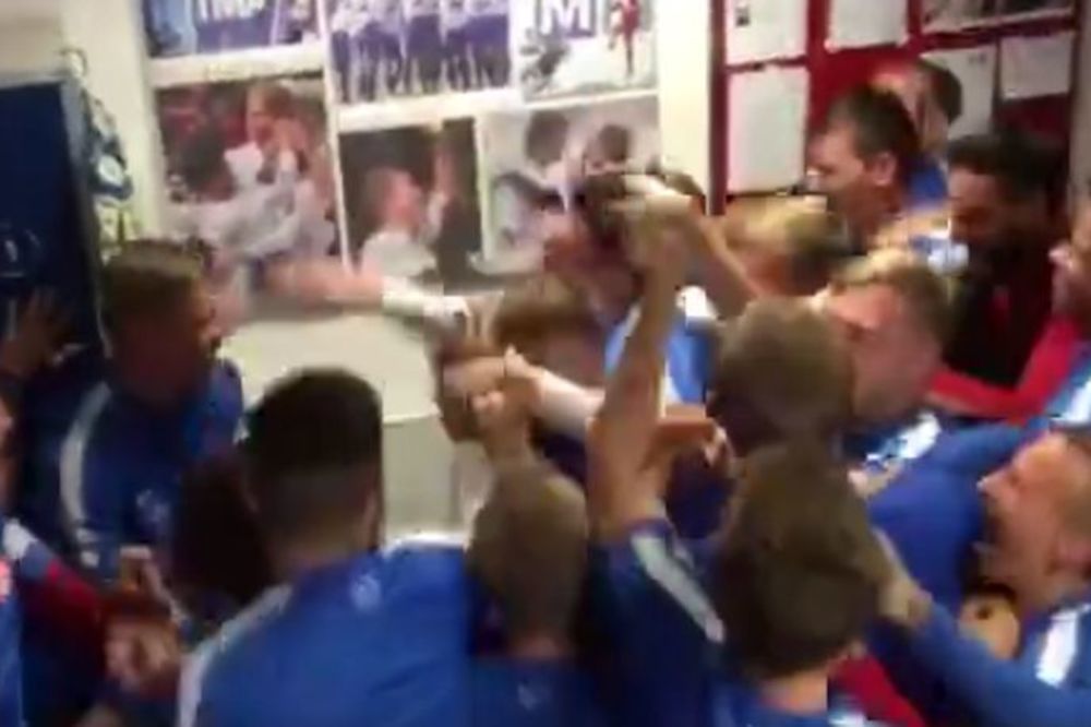 Pitali ste se šta to rade fudbaleri u svlačionici? Imamo odgovor na to! (VIDEO)