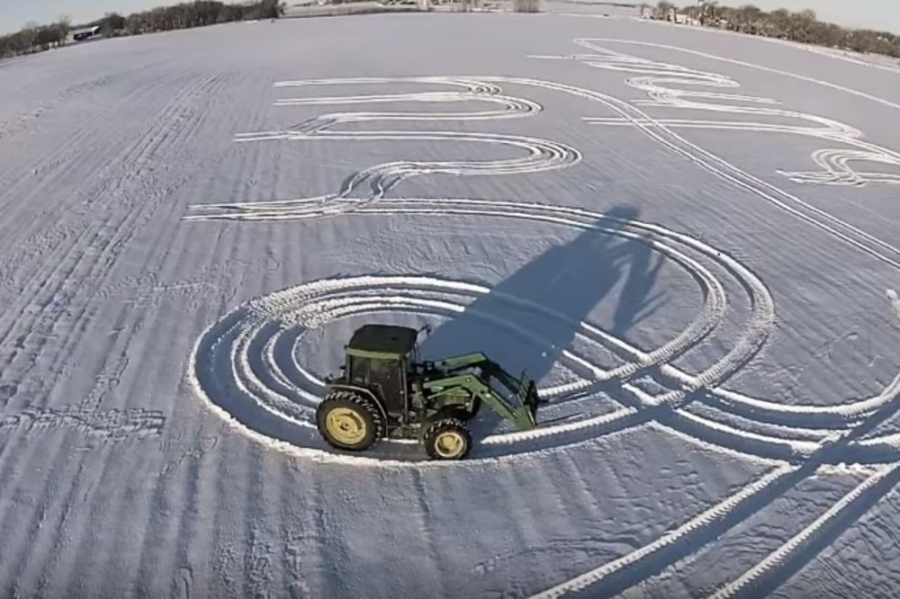Seo je u traktor i napravio najlepšu novogodišnju čestitku na svetu (VIDEO)