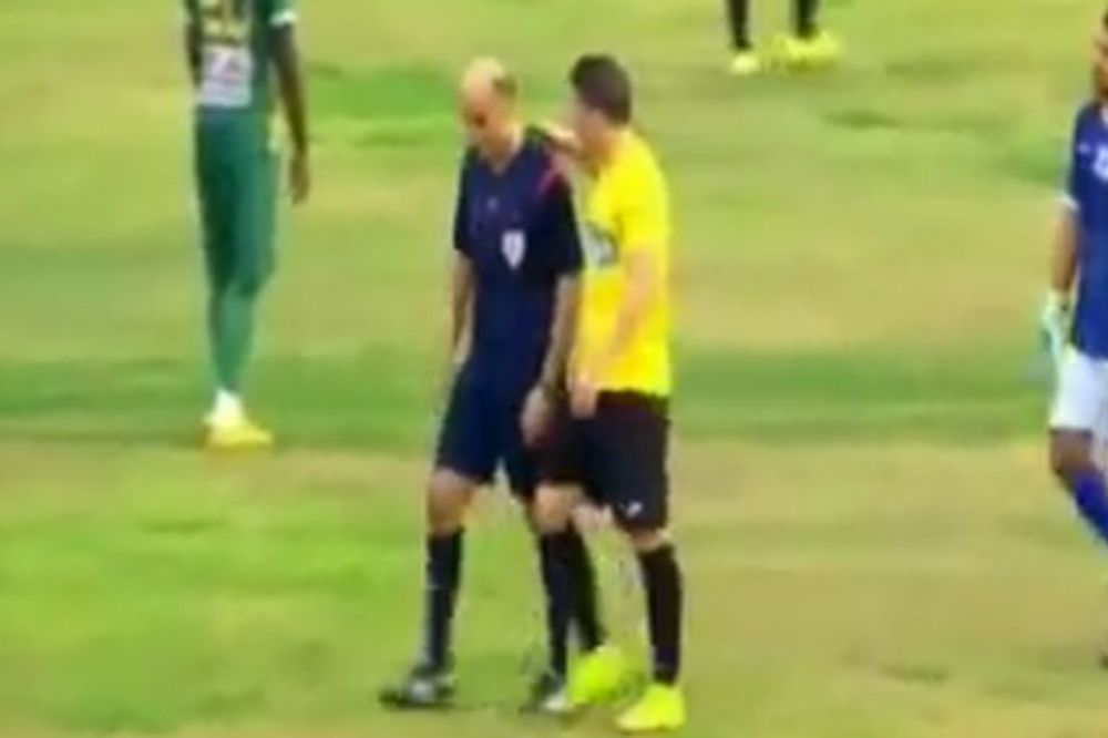 Navijači su toliko vređali sudiju da je počeo da plače, a igrači ga smirivali! (VIDEO)