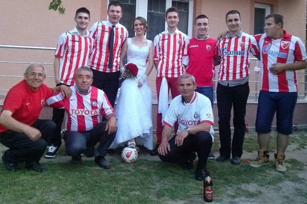 Kravata oko vrata, a na sebi Zvezdin dres! Svadba na Kosovu u crveno-belom! (FOTO)