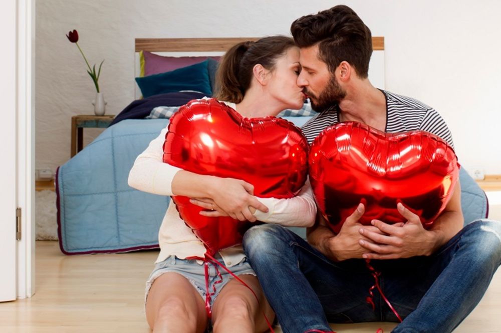 7 poteza koji će vam pokazati je zaljubljen do ušiju u vas (FOTO)