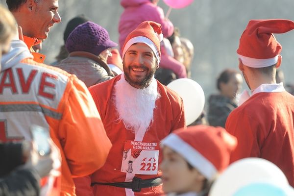 Trka za decu obolelu od cerebralne paralize: Deda Mrazovi i Baba Mrazice protutnjali Beogradom! (FOTO)