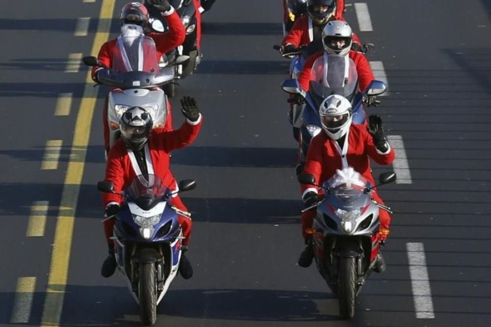 Svaka čast, bajkeri: Deda Mrazovi na motorima odneli paketiće bolesnoj deci! (FOTO)
