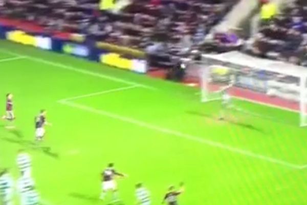 Golman je mogao samo pogledom da isprati ovaj udarac! (VIDEO)