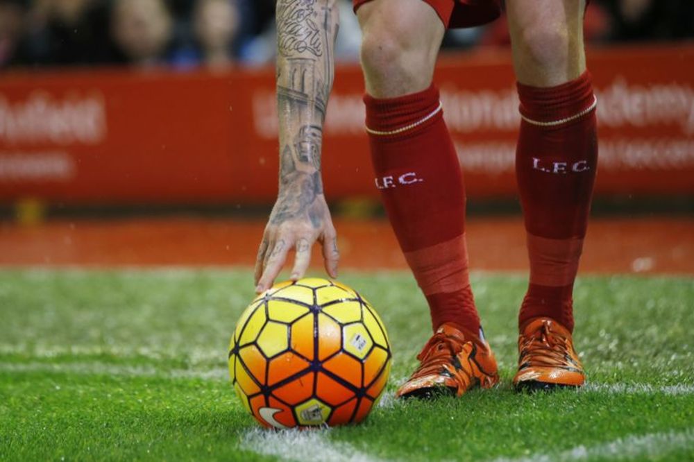 Zbog ovoga mrzimo kombinacije iz kornera: Čoveče, ubaci prokletu loptu u kazneni prostor! (GIF)