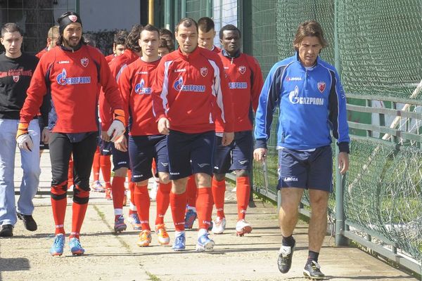 Neustrašiv: Bivši fudbaler Zvezde ušao u tigrov kavez, dok je predator spavao! (FOTO)