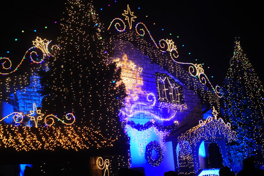 Čarobna beogradska kuća o kojoj priča ceo svet: Vuk je ukrasio s 50.000 sijalica! (FOTO) (VIDEO)