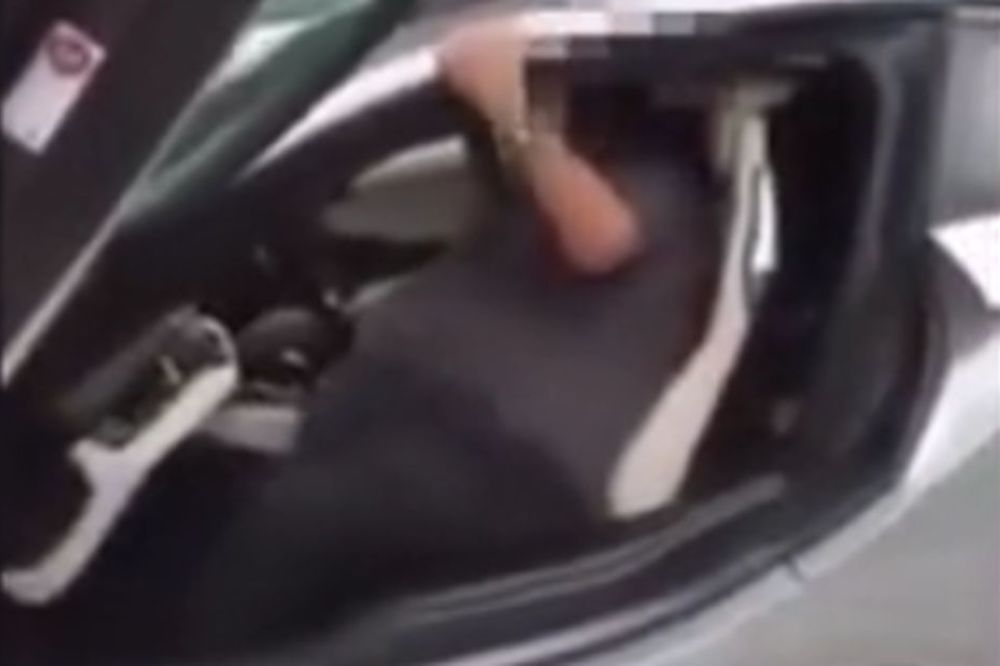 Ono kad imaš bembaru, ali si toliko debeo da ne možeš da izađeš iz nje! (VIDEO)