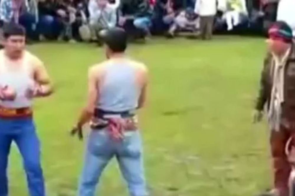 Bizaran običaj: Opšta tuča za Božić u Peruu! (VIDEO)