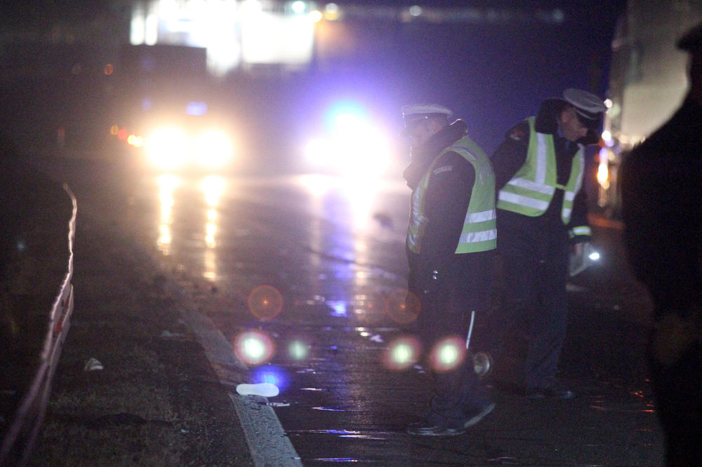 Pijan se sudario sa tramvajem, pa legao na asfalt da odmori!