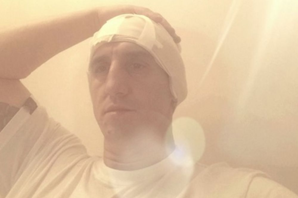 Kristijan operisan: Objavio prve fotografije sa glavom u zavojima (FOTO)