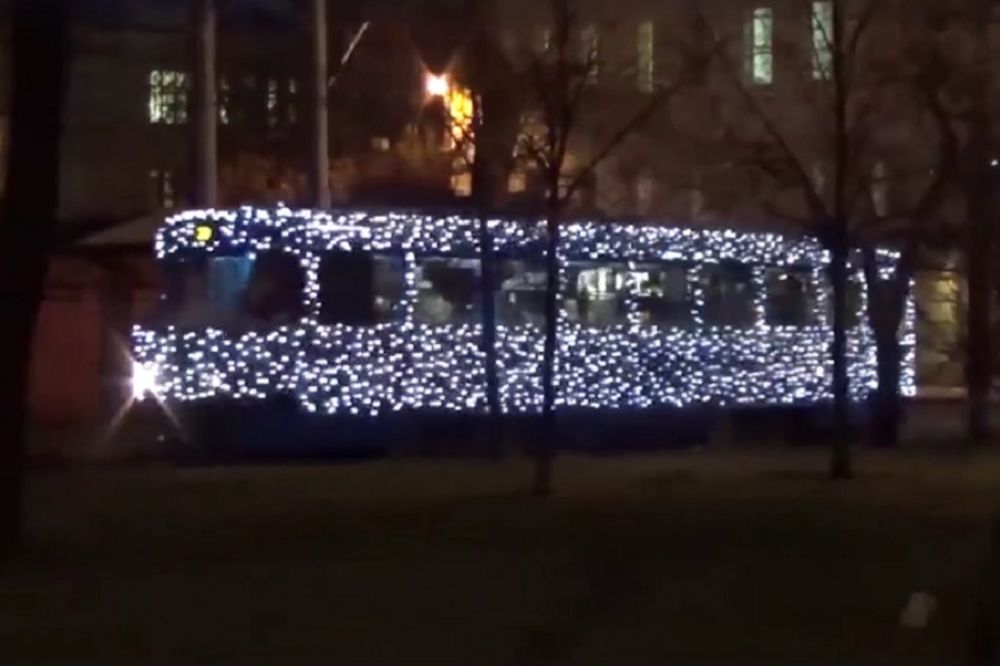 Novogodišnji tramvaj u Moskvi: Čarolija praznika na šinama! (VIDEO)