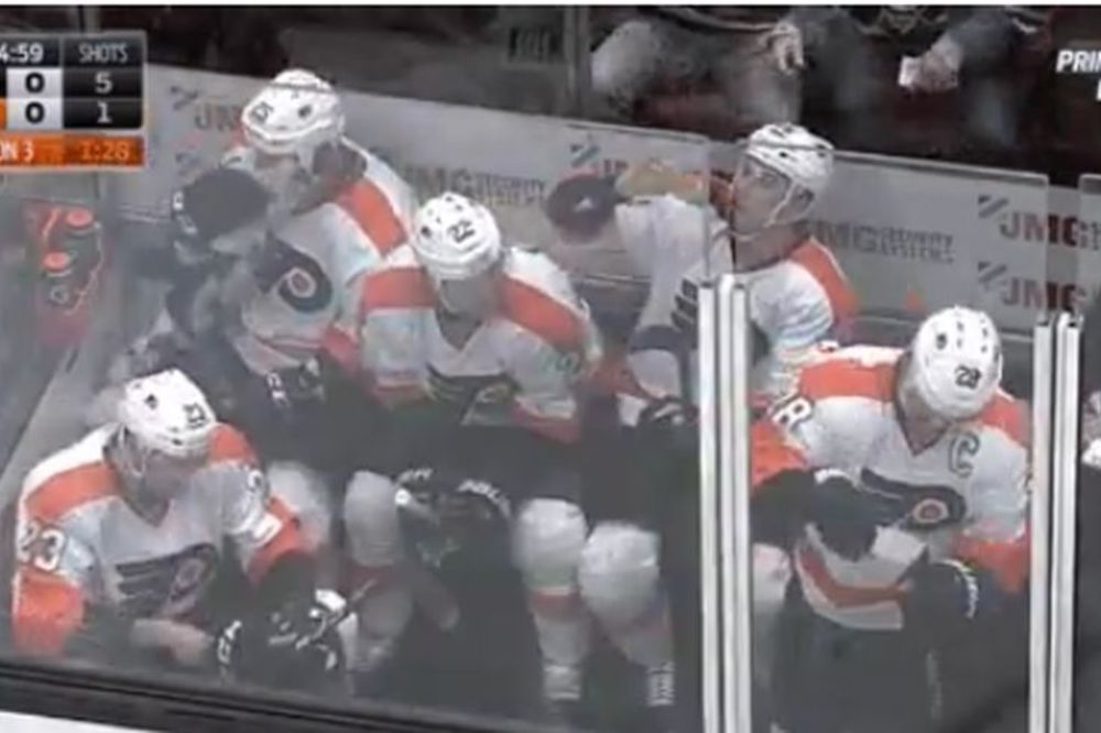 Šta ispadne kada pošaljete petoricu hokejaša u boks za kažnjene igrače? Mnogo smešan GIF!