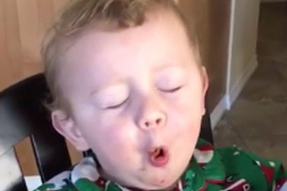 Neprocenjiva reakcija: Dečak proba hrskavu slaninu po prvi put! (VIDEO)