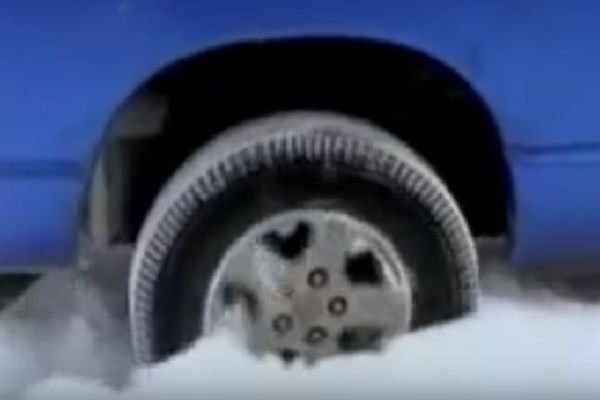 Saznajte kako da kola momentalno izvučete iz najdubljeg snega! (VIDEO)
