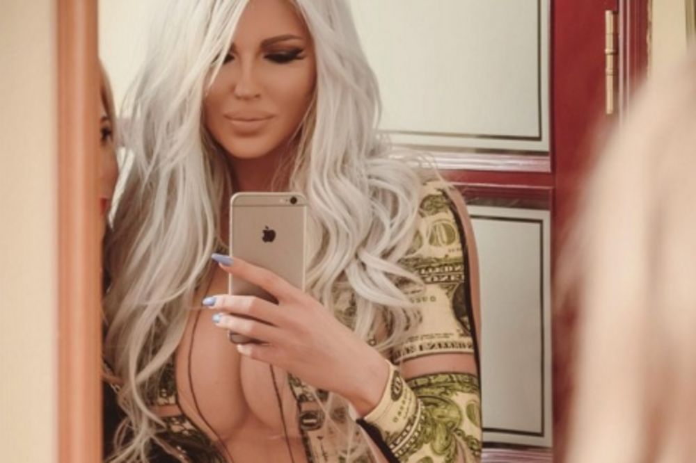 ​Ko će pored ovakve Karleuše gledati u njenu fantastičnu jelku? (FOTO)