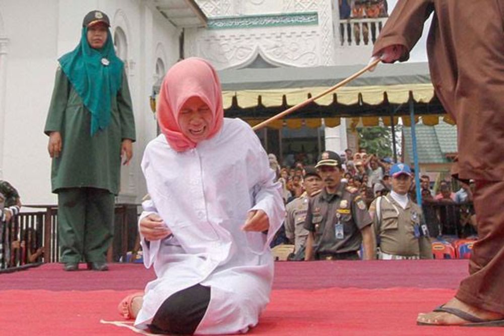 Šibali su je do nesvesti ispred džamije zbog preteranog zbližavanja sa jednim muškarcem! (FOTO)