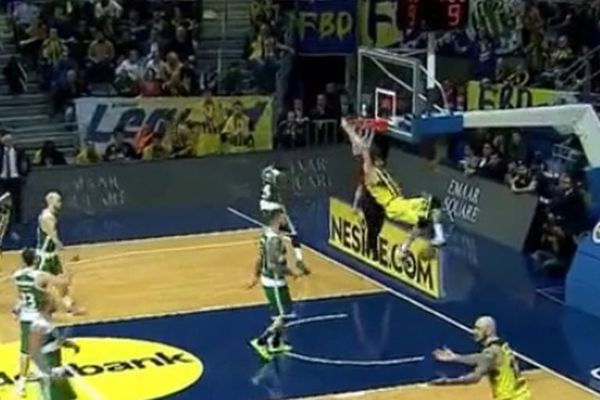 Veseli zamalo polomio obruč kada je zakucao! (VIDEO)