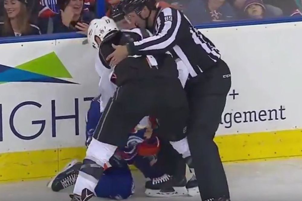 Odvalio ga od batina: Srbin prebio portivnika, sudije ga jedva zaustavile! (VIDEO)