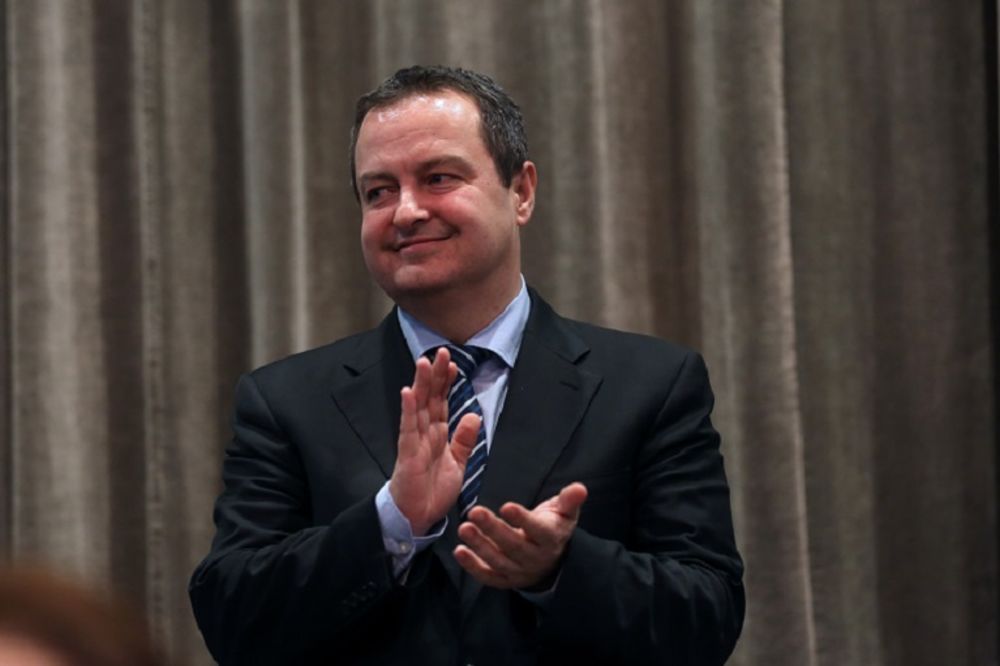 Ono kad nam Dačić čestita Novu Godinu - odmah (još više) poželite da zapalite iz Srbije!