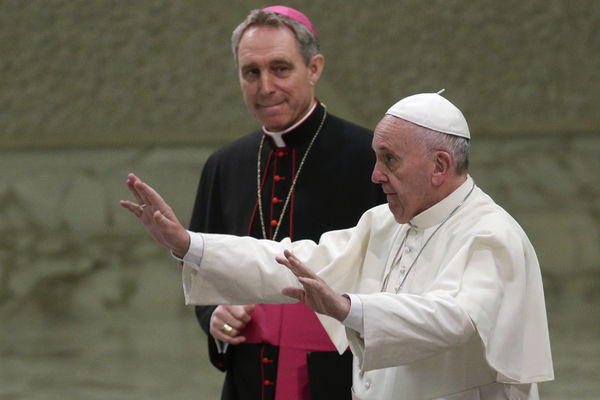 Papa šokirao svet na 31. decembar: Priznao da peva kao magarac!