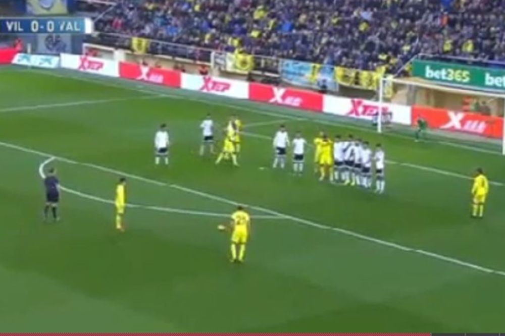 Bombom iz slobodnjaka stavio tačku na fudbalsku 2015. godinu! (VIDEO)